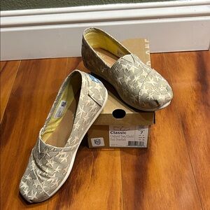 TOMS Women's Oxford Tan Starfish Flats